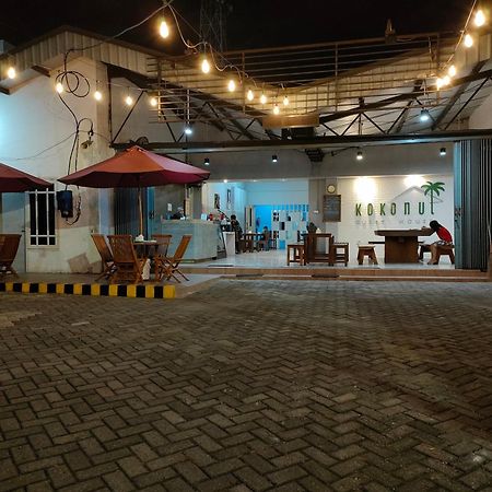 Kokonut Guesthouse Surabaya Exterior photo
