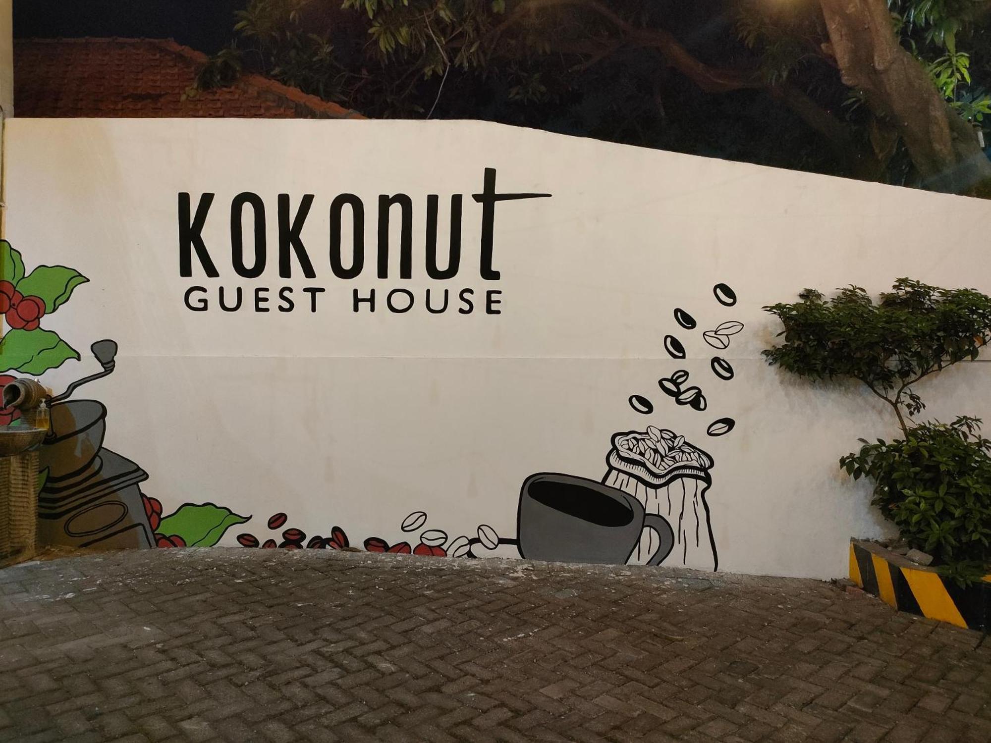Kokonut Guesthouse Surabaya Exterior photo
