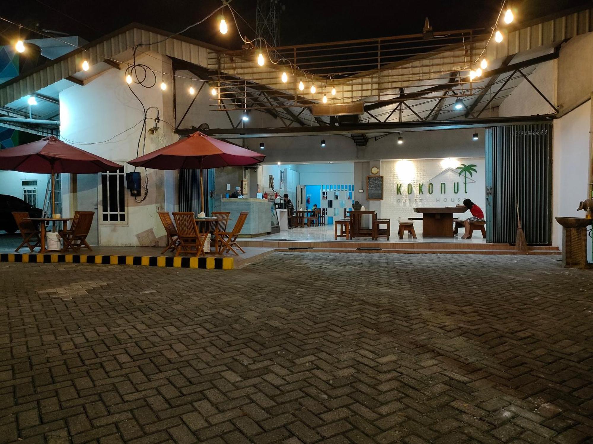 Kokonut Guesthouse Surabaya Exterior photo