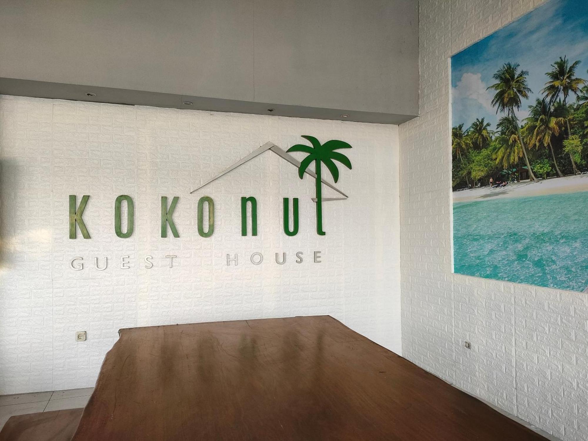 Kokonut Guesthouse Surabaya Exterior photo