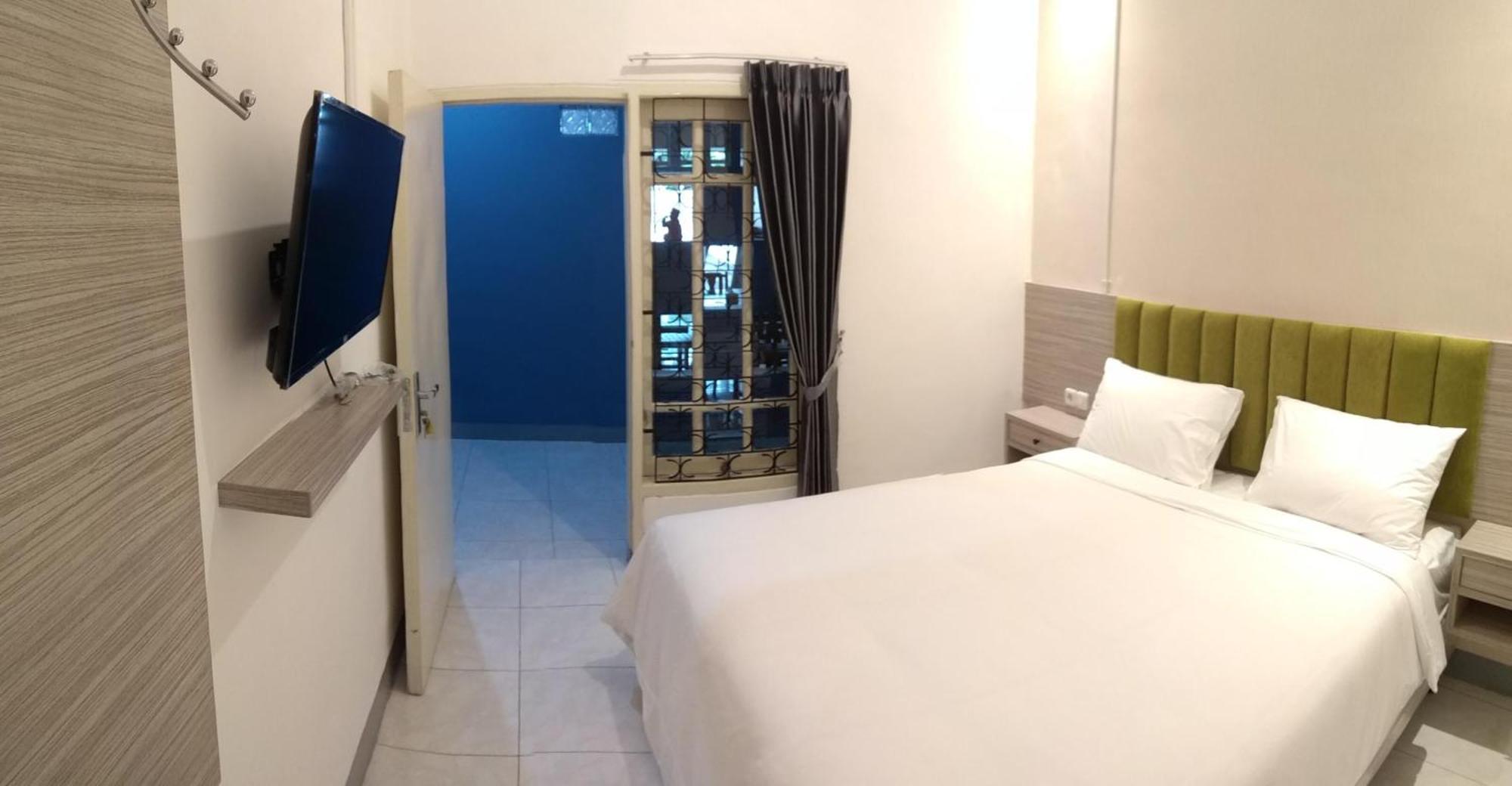 Kokonut Guesthouse Surabaya Exterior photo